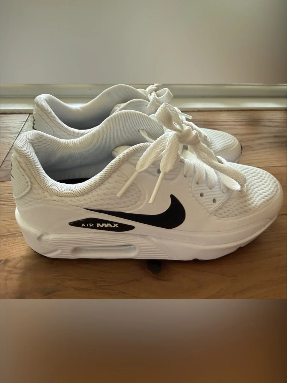 Nike White Low-Top Golf Sneakers with Black Insoles